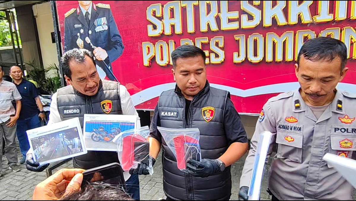 Kasatreskrim Polres Jombang, Dimas Robin Alexander, saat konferensi pers.