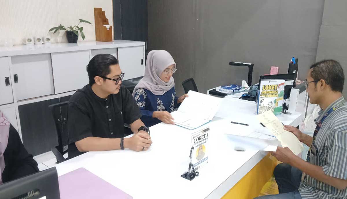 Petugas dari Kantah Kota Pasuruan saat memberi pelayanan ke masyarakat.