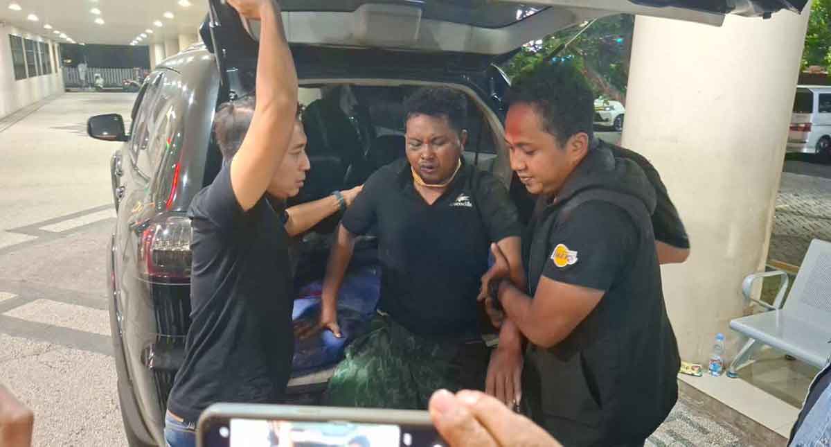 Petugas ketika membopong pelaku pembacokan ke RS Bhayangkara Polda Jatim.