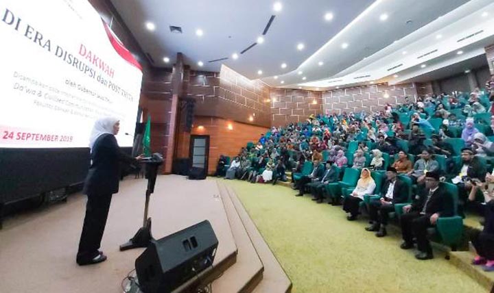 Gubernur Jawa Timur Khofifah Indar Parawansa saat presentasi di depan peserta International Conference on Da’wa & Communication (ICON-DAC) 2019 di Ruang Amphiteater Lt. 2 Gedung Twin Towers UINSA, Selasa (24/9). foto: istimewa/ bangsaonline.com