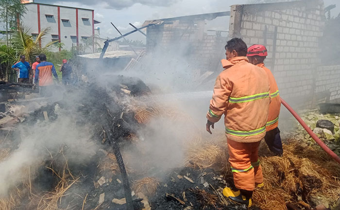 Petugas pemadam kebakaran saat berusaha memadamkan kobaran api pada sebuah kandang di Desa Lerankulon, Kecamatan Palang, Kabupaten Tuban.
