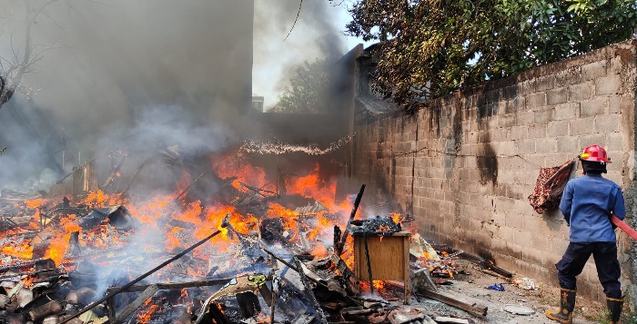 Petugas Damkar Gresik saat memadamkan kobaran api. Foto: Ist.