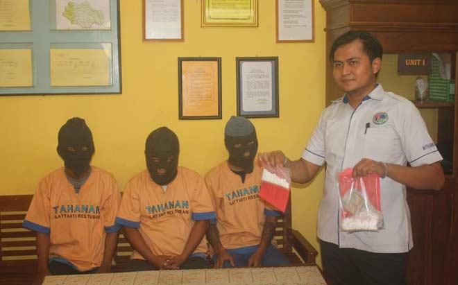 Ketiga pelaku pengedar pil koplo ketika didampingi petugas di Mapolres Tuban. foto: SUWANDI/ BANGSAONLINE