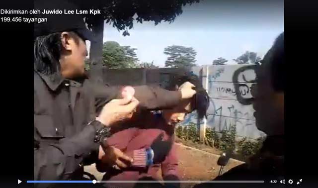 Inilah adegan pemuda ditempeleng gara-gara pin PKI. foto: facebook.com/Juwido Lee Lsm Kpk/merdeka.com