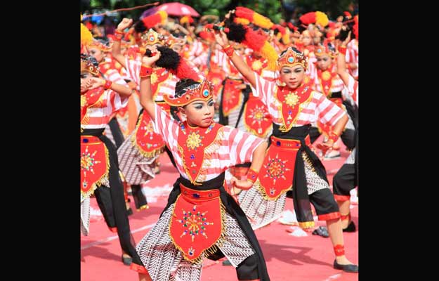 Para penari cilik saat beratraksi di area Simpang Lima Gumul (SLG) Kediri.