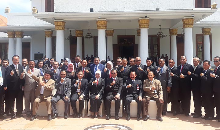 Gubernur Khofifah dalam sesi foto bersama dengan peserta Latpimnas II Angkatan 2 Tahun 2020 di halaman depan Gedung Negara Grahadi. foto: DIDI ROSADI/ BANGSAONLINE