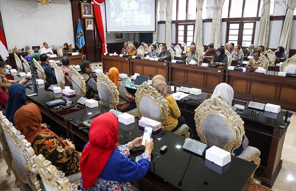 Kunjungan kerja Sekretaris Daerah (Sekda) Kabupaten Sidoarjo, Fenny Apridawati, bersama jajaran ke Ruang Sidang Wali Kota Surabaya, Kamis (8/1/2026). Foto: Hms