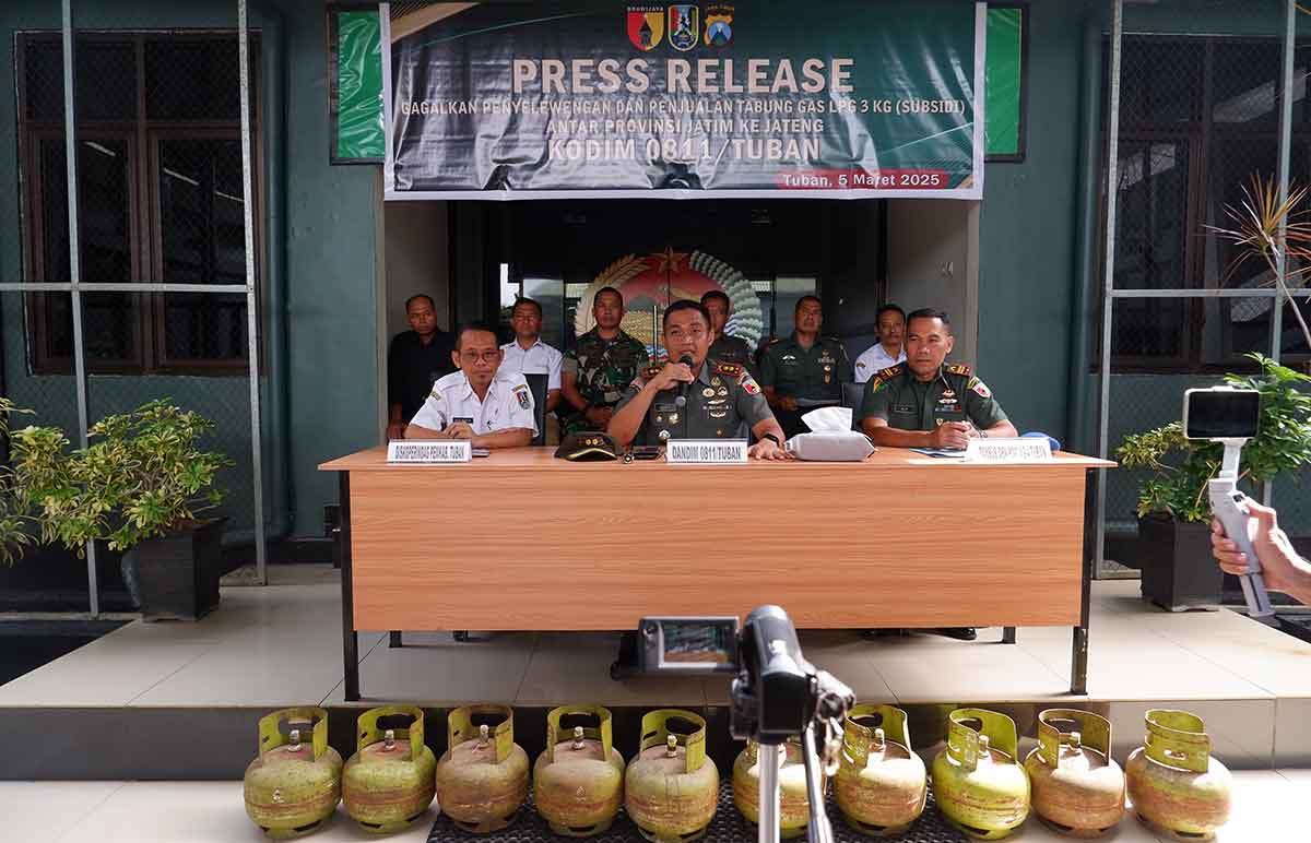 Konferensi pers yang digelar Kodim 0811/Tuban terkait penyelundupan 840 tabung LPG subsidi.