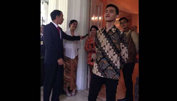 Gibran Rakabuming Raka (26) anak sulung Presiden Jokowi marah kepada pers saat mendampingi ayahnya yang mau dilantik sebagai presiden RI ke-7. foto: tempo.co.id