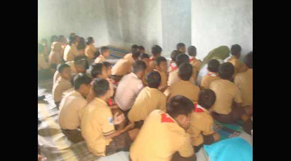 Ratusan murid SDN Banaran 2 Kecamatan Pace saan melakuan doa bersama. Foto: soewandito/ BANGSAONLINE