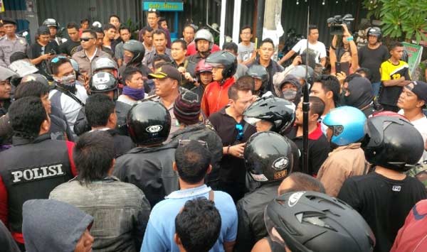 ewasnya salah satu narapidana memicu kemarahan rekan-rekannya di luar Lapas Kerobokan. Mereka kemudian mendatangi Lapas Kerobokan dengan membawa senjata tajam. foto: merdeka.com