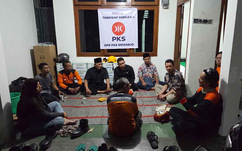 Ketua DPW PKS Jatim, Bagus Prasetia Lelana, mengunjungi Posko Peduli Al Khoziny yang didirikan PKS di sekitar Ponpes Al Khoziny, Buduran, Sidoarjo. Foto: PKS Jatim for Bangsa.