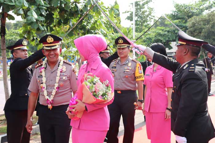 AKBP Nanang Hariyono dan AKBP Sutrisno saat mengikuti prosesi pedang pora.