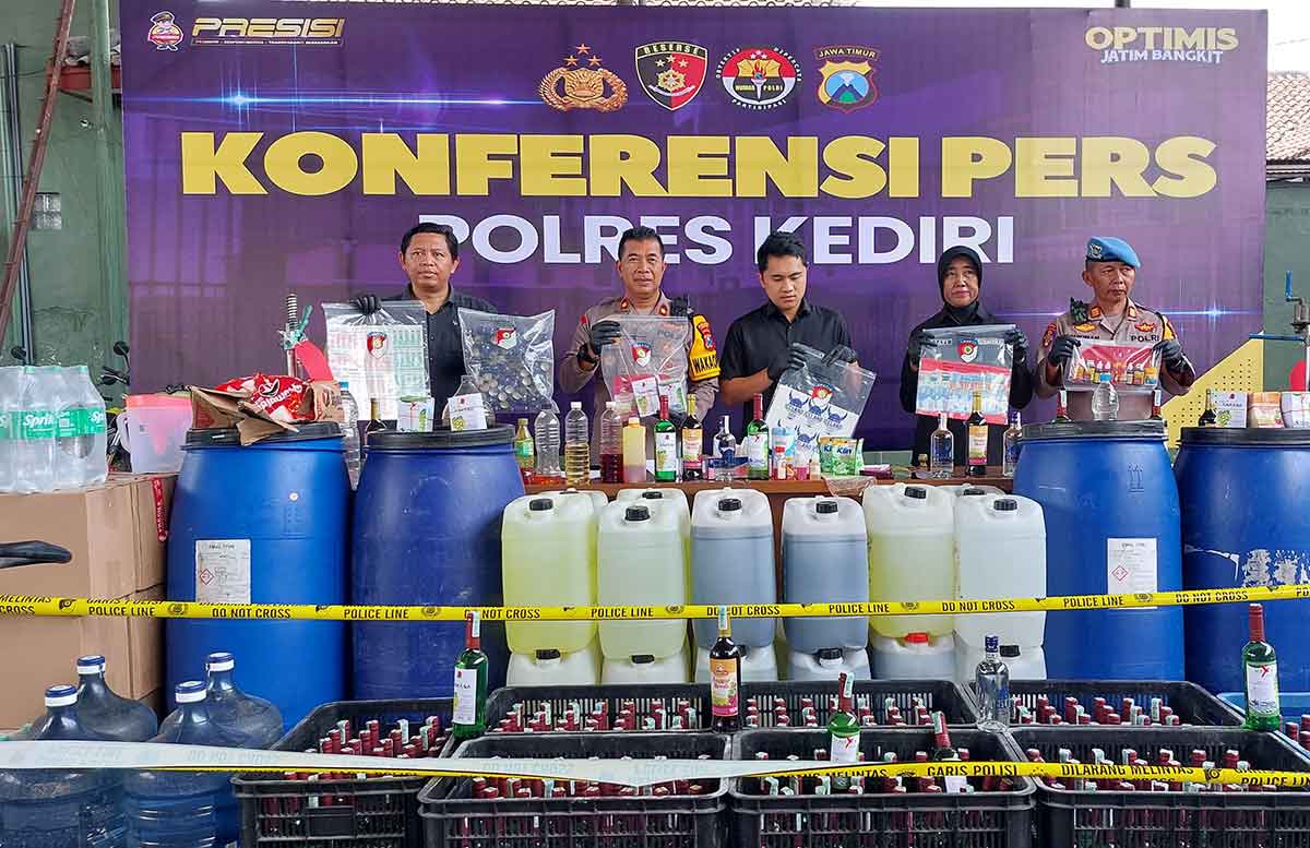 Konferensi pers terkait produksi dan peredaran miras atau minuman keras ilegal di Mapolres Kediri. 