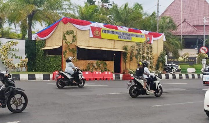 Pos Terpadu di Kawasan Alun-Alun Jember yang materialnya dari bahan ramah lingkungan.