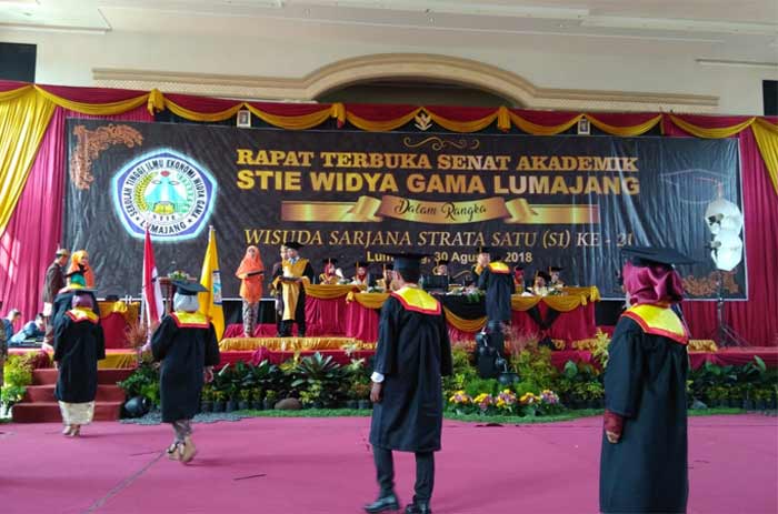 Rapat Senat STIE Widya Gama Lumajang diikuti 400 Wisudawan.