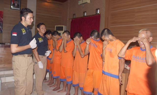 Delapan tersangka saat digelar di Mapolres Kediri.