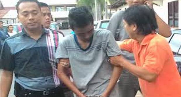 Tersangka saat usai melakukan salah satu adegan reka ulang. (tempo)