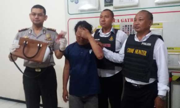 Tersangka saat diamankan di Mapolsek Wonokromo. foto: ekoyono/ BANGSAONLINE