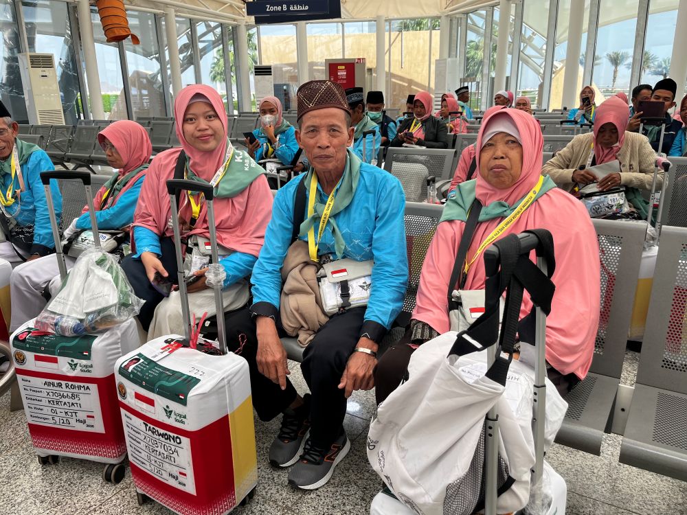 Sunasih (kanan) saat tiba di Bandara Madinah bersama Tarwono yang didampingi putrinya. Foto: MCH 2026