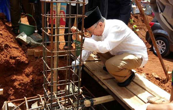 Gus Solah saat meresmikan cabang ke-8 dari Pesantren Tebuireng di Serang, Banten, yang ditandai peletakan batu pertama.