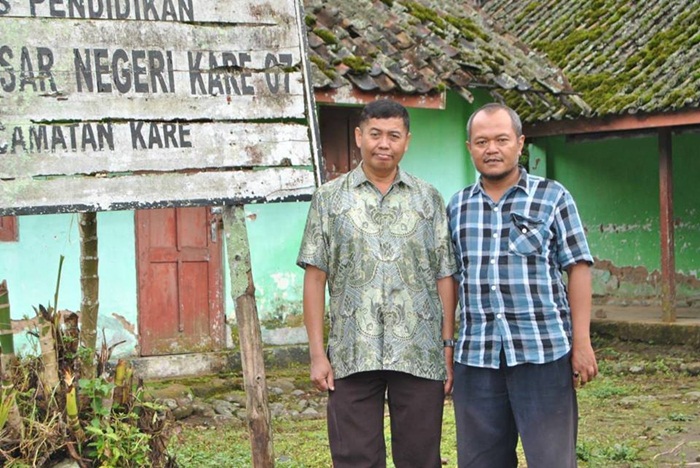Wartawan BANGSAONLINE.com, foto bersama Edi Gunarso (berbatik), lokasi di SDN Kare 7 Kabupaten Madiun. foto: ist