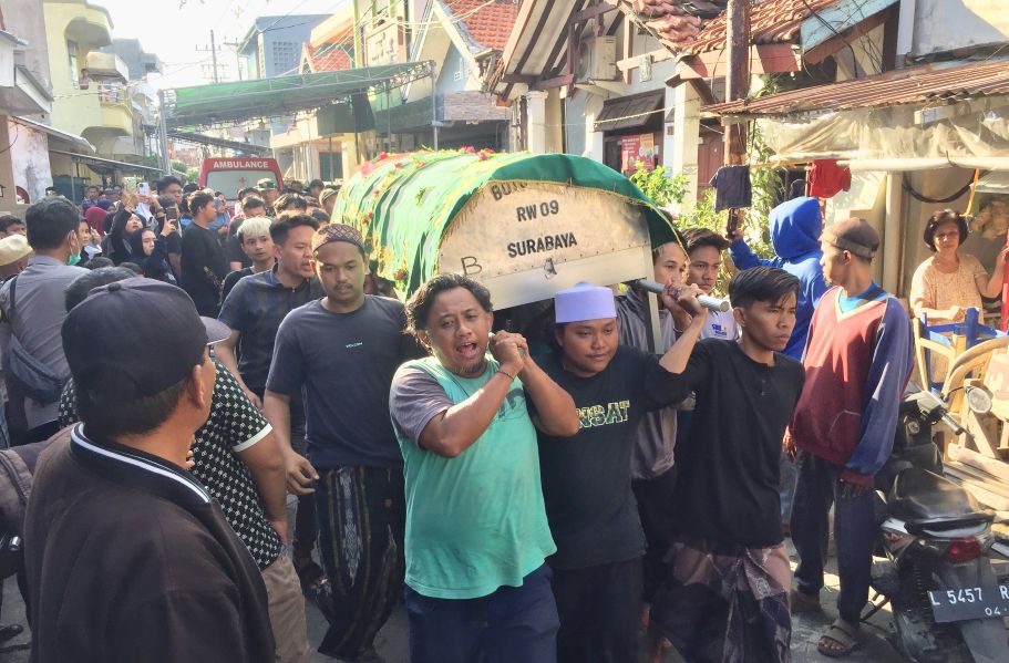 Prosesi pengantaran jenazah pemuda kartar Simolawang yang meninggal terseret arus pantai mondongan ke pemakaman setempat