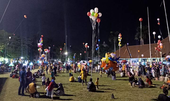 Suasana Alun-alun Bangil di malam Idul Adha, Sabtu (10/8).