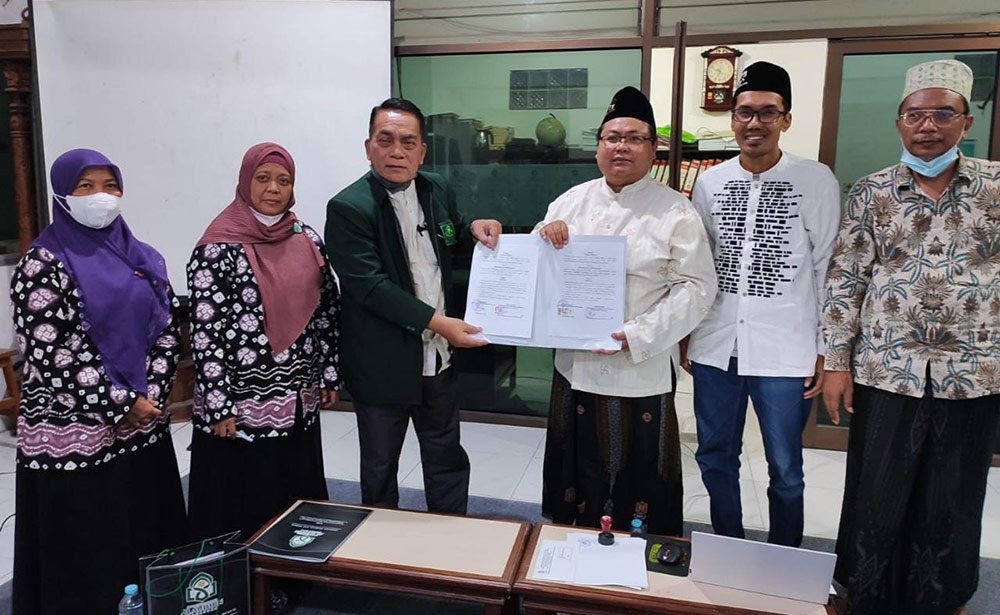 Kaprodi Ilmu Falak, Wakil Dekan III UIN Alauddin Makassar teken MoU dengan  LF PCNU Gresik. foto: SYUHUD/ BANGSAONLINE