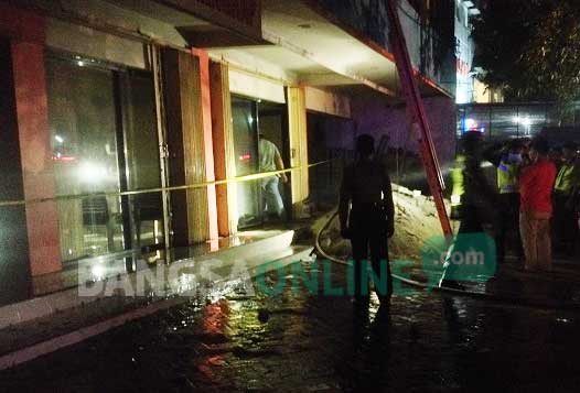Suasana di Apotek Pelengkap Jombang saat terbakar, Kamis (10/8/2017) malam. foto: ROMZA/BANGSAONLINE
