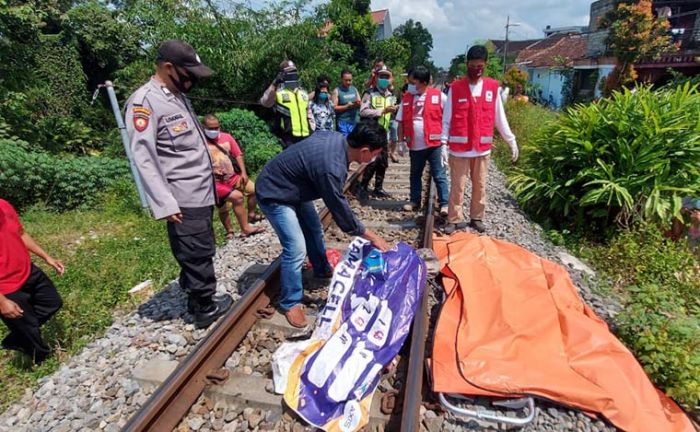 Petugas dibantu warga mengevakuasi jasad korban.