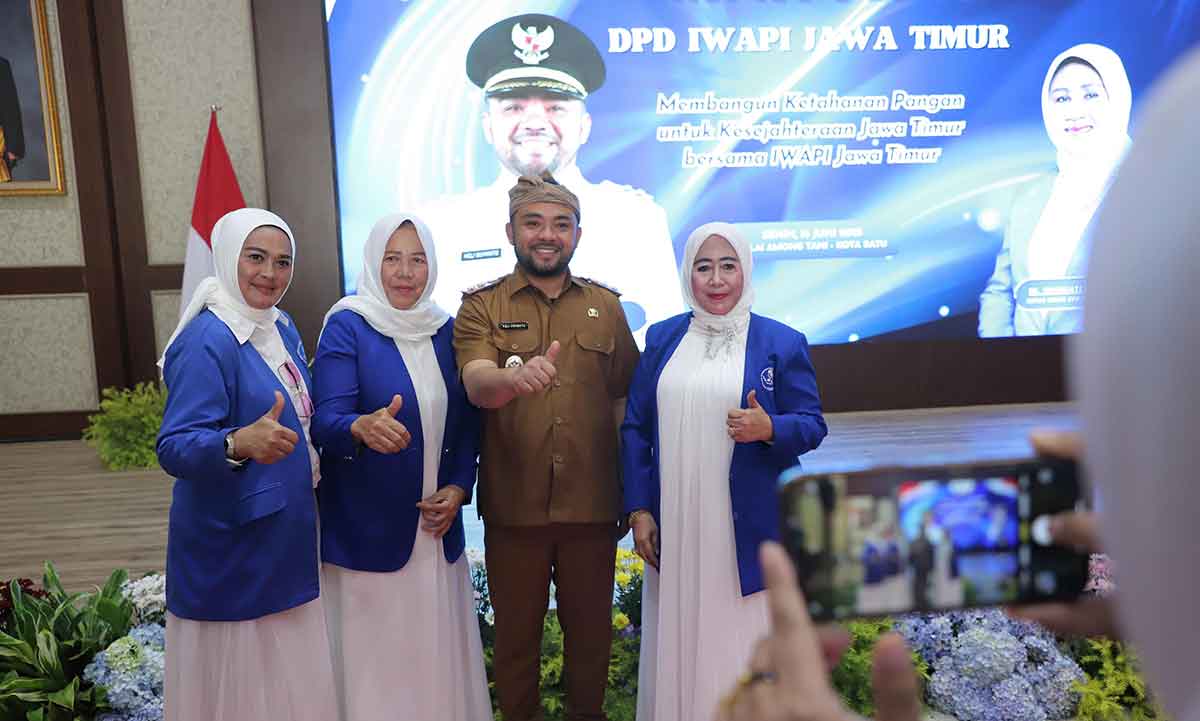 Wakil Wali Kota Batu saat menghadiri rapat pleno IWAPI Jatim 2025.