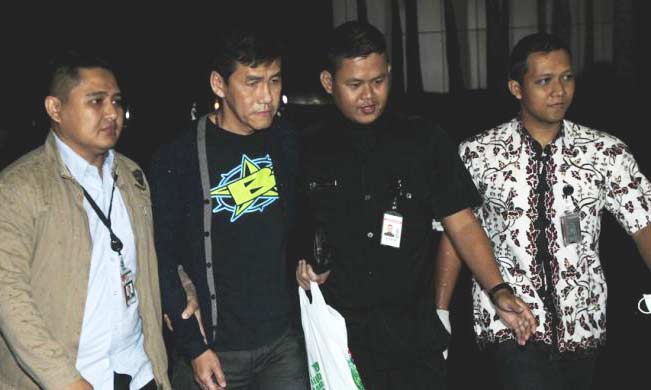 Ariesman Widjaja (dua dari kiri) selaku Presiden Direktur Agung Podomoro Land (APLN) menyerahkan diri ke Kantor Komisi Pemberantasan Korupsi, Jakarta, Jumat (1/4). foto: KOMPAS.COM/KRISTIANTO PURNOMO