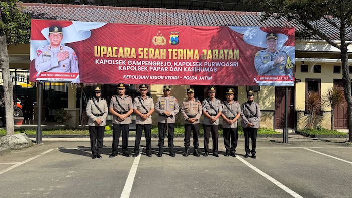 Kapolres Kediri AKBP Bimo Arianto bersama pejabat yang baru dilantik. (Ist).
