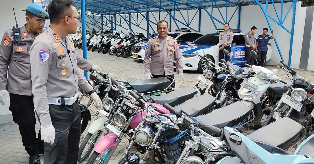 Kasatlantas Polres Kediri, AKP Mega Satriatama, saat mengecek sepeda motor yang diamankan. Foto: Ist