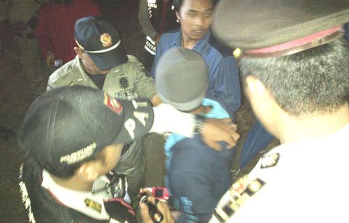 GAGAL - Satu-satunya pemuda yang ditangkap petugas gabungan. Pemuda itu pun terlihat hanya orang yang kesasar. (foto: rusmiyanto/BANGSAONLINE)