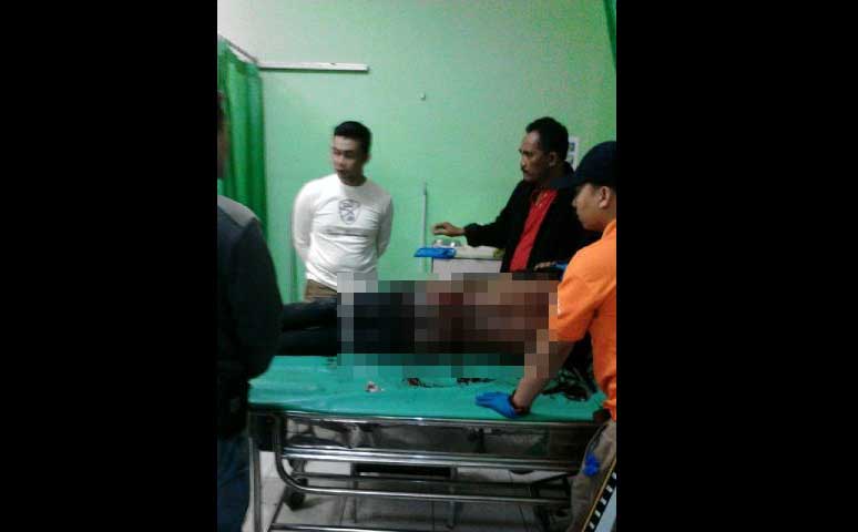 DIKEROYOK: Jenazah M Arifuddin ketika dilakukan otopsi oleh petugas, kemarin. foto : catur gogon/BANGSAONLINE