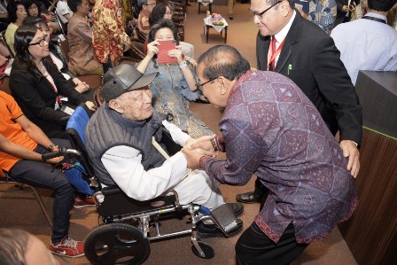 Gubernur Jatim Soekarwo menyapa salah seorang sesepuh jemaat kristiani.