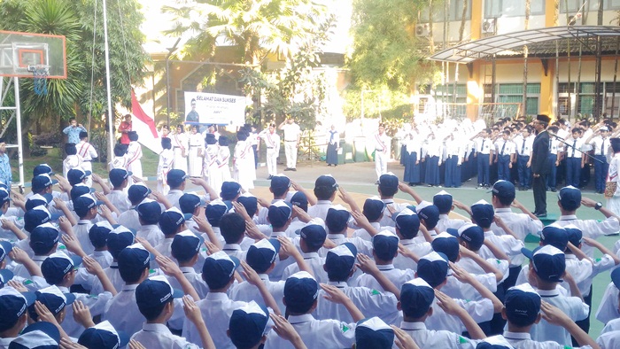 Drs. H. Samsudin, M.Pd, Kepala MTsN 1 Malang, sewaktu memimpin upacara HUT RI ke - 73, 17 Agustus 2018, di halaman belakang madrasah, Jumat (17/08). Foto: IWAN I/BANGSAONLINE