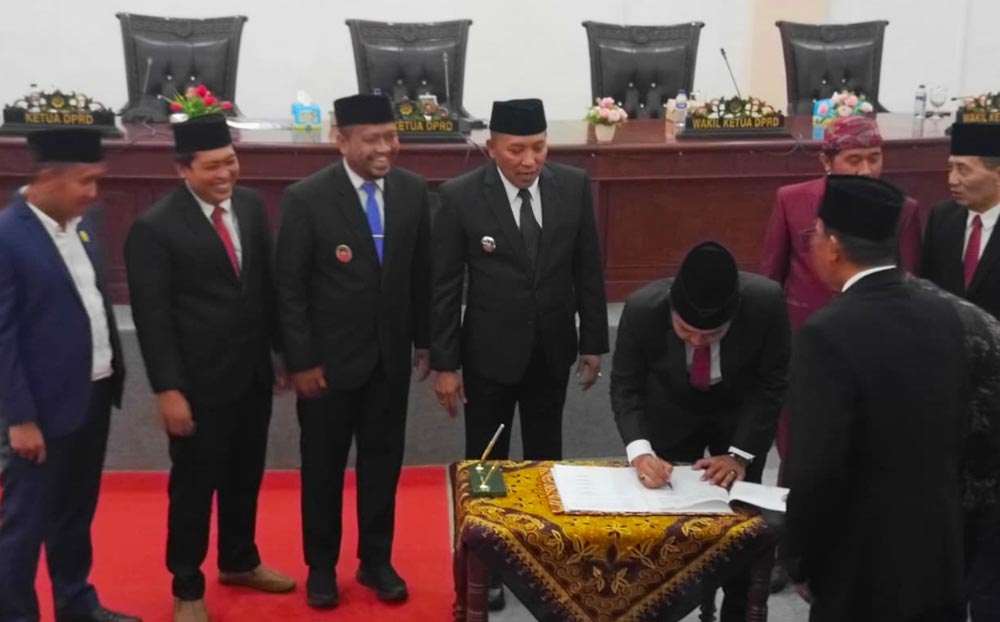 Ketua DPRD Sampang Rudi Kurniawan disaksikan Bupati H. Slamet Junaidi menandatangani APBD TA 2026.