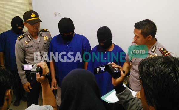 Beberapa pelaku judi saat dirilis di Mapolres Bojonegoro. foto: eky nurhadi/ BANGSAONLINE