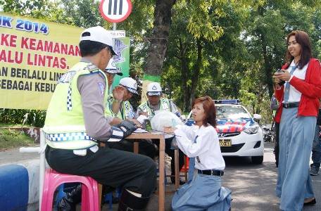 Pelajar yang kena tilang, merengek agar dibebaskan petugas. Foto:muhammad syafii/BANGSAONLINE