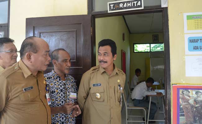 Wabup, Moh.Qosim (kanan) didampingi Kadispendik, Mahin saat sidak UN SLTA. foto: syuhud/ BANGSAONLINE