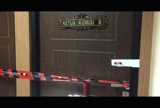 Ruang Ketua Komisi B DPRD Jatim yang disegel KPK tadi siang, Senin (5/6/2017). foto: istimewa