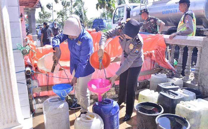 Petugas BPBD, PDAM dan Polres Tuban saat mendropping air bersih di Desa Maindu. foto: GUNAWAN/ BANGSAONLINE
