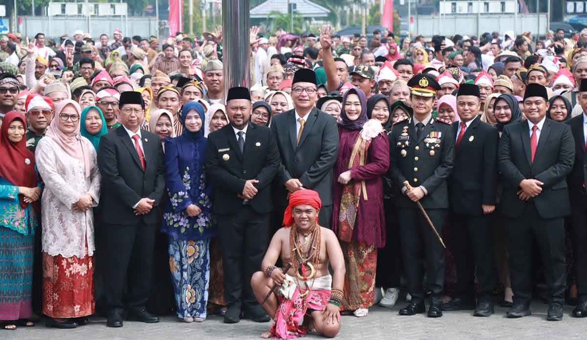 Bupati Gresik Fandi Akhmad Yani bersama Wabup Asluchul Alif bersama jajaran forkopimda serta peserta Upacara Hari Pahlawan. Foto: Ist