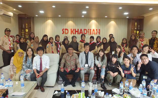 DARI KIRI: Tsuroyya (Unesa), Prof Kioko Majima, Prof Kozuka Yoshitawa, Syifa’ul Khoir SAg, MFil I serta Prof Doki Kazuhiro, sedang berfoto bersama para mahasiswa UEA dan staf pengajar SD Khadijah beserta jajaran. foto: YUDI ARIANTO/ BANGSAONLINE
