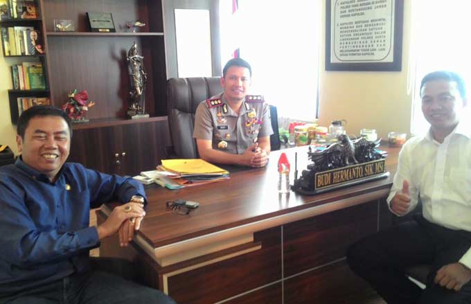 Ketua GNPK Jatim, Mulyadi, saat menemui Kapolres Batu AKBP Budi Hermanto dan Kasatreskrim AKP Daky Dzul Qornain.