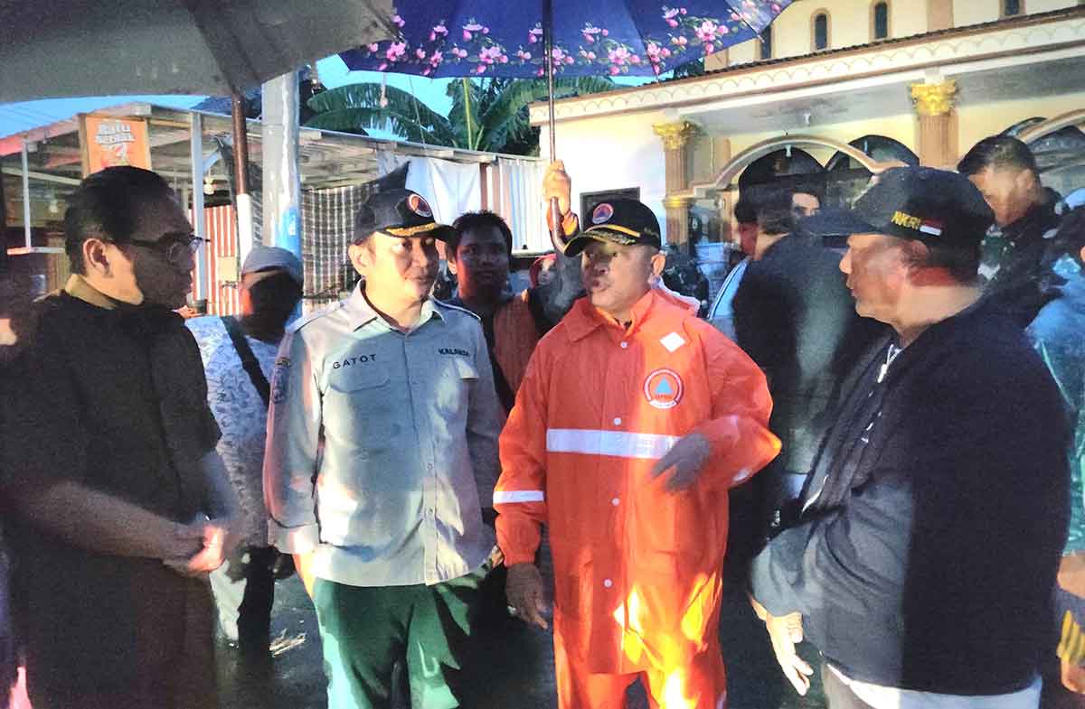 Kalaksa BPBD Jatim saat meninjau banjir.
