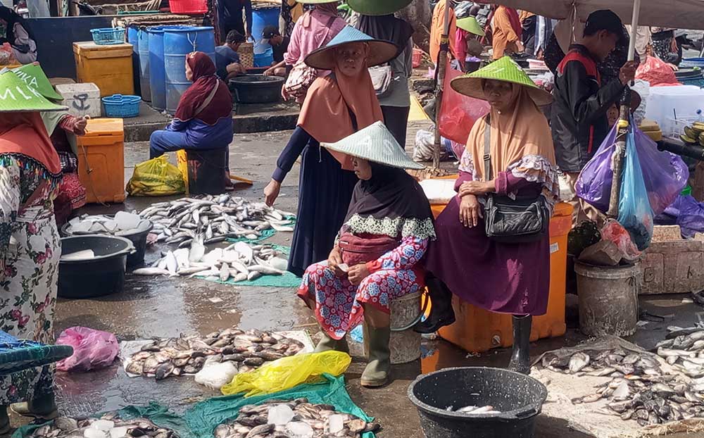 Suasana di Pasar Ikan Lamongan.